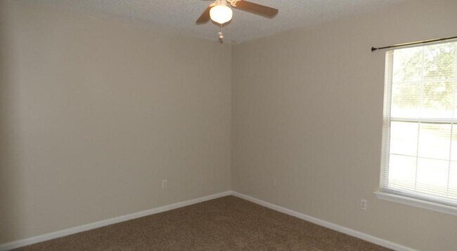 Building Photo - 1685 Aston Hall Ct