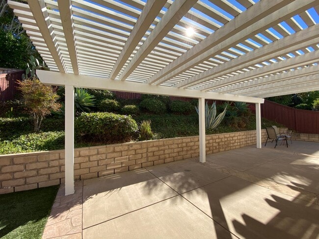 Building Photo - Beautiful Spacious 3BR/2.5BA Located in the Ivey Glenn Community!!