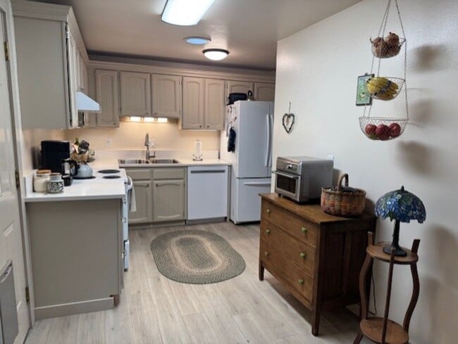 Building Photo - Updated home in a desirable SE neighborhood on a large lot