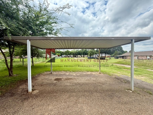 Building Photo - Charming 2 Bed, 1 Bath Duplex!