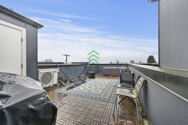 Building Photo - Charming 2-Bedroom Townhouse with 2.5 Baths and Spacious 1,510 Sq Ft in Seattle's Vibrant Neighbo...