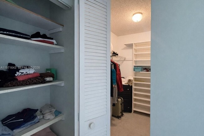 Building Photo - 950 NE 199th St