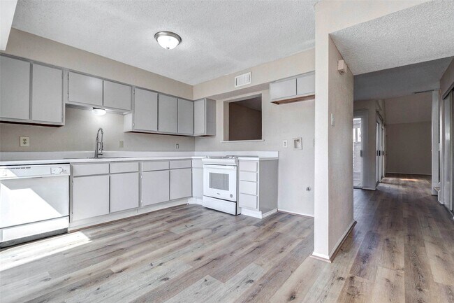 Building Photo - 2952 Meadowgrass Ln