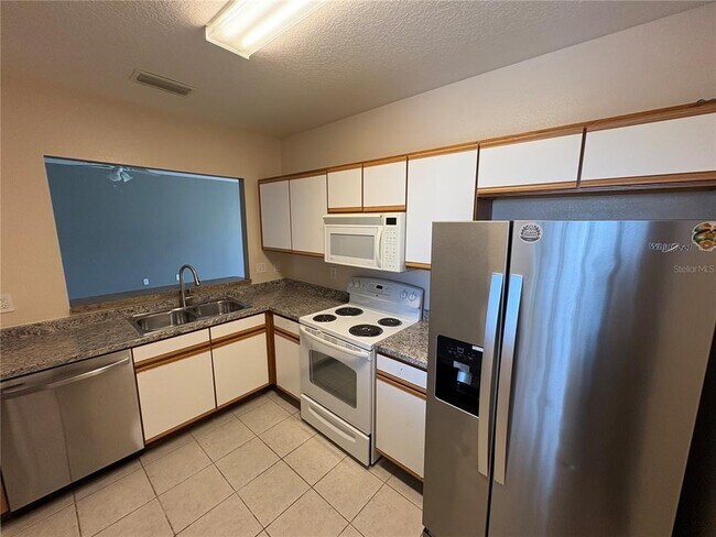 Building Photo - 6413 Hollydale Pl