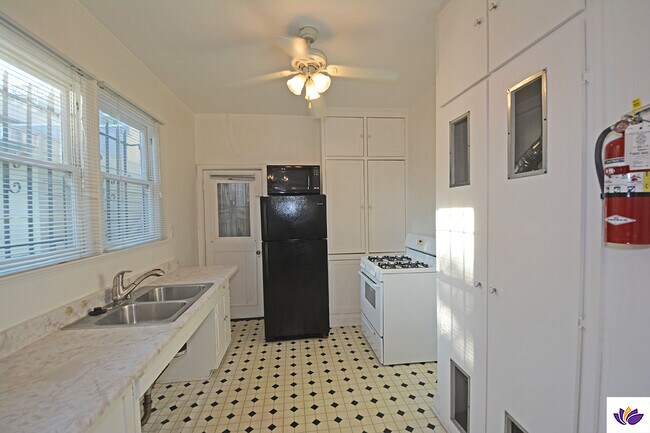 Building Photo - 5727 Carlton Way