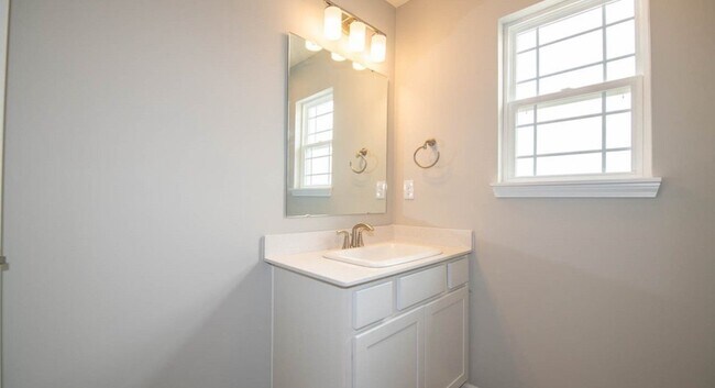 Building Photo - 4 Bed 2.5 Bath