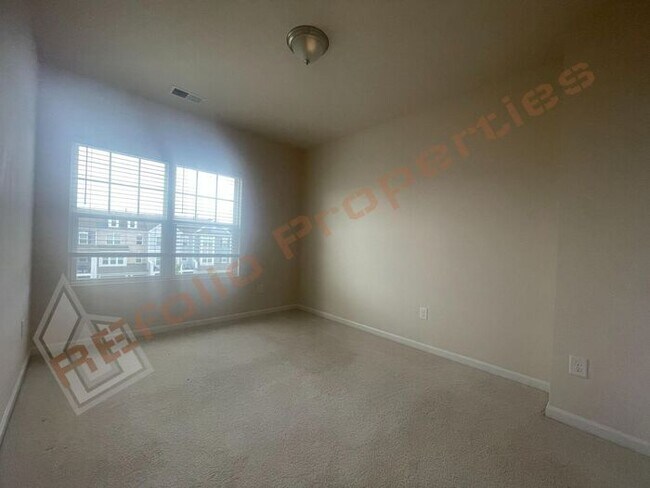 Building Photo - Luxury 3 Story 4 BD/3.5 Bath Townhome @ Sm...