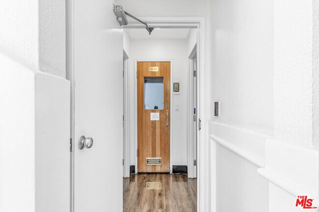 Building Photo - 1131 Alta Loma Rd