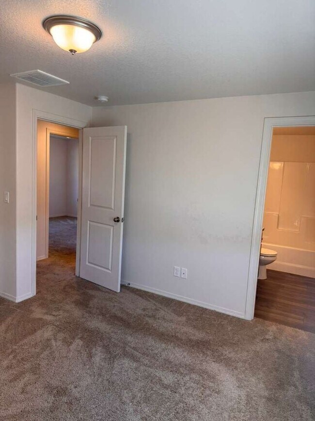 Building Photo - 1642 Zoe Ave