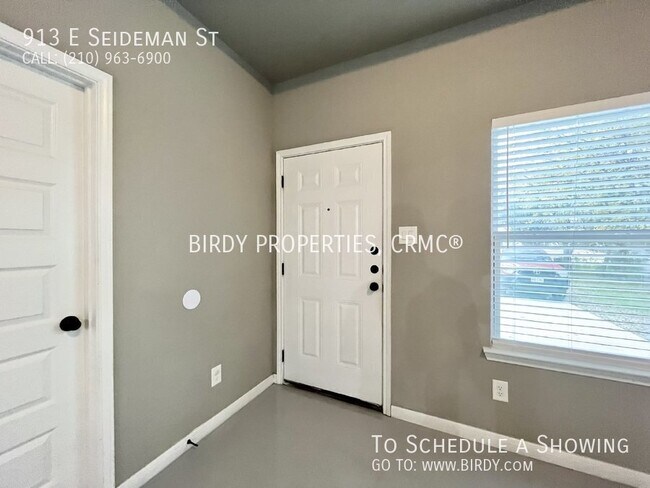 Building Photo - 913 E Seidemann St