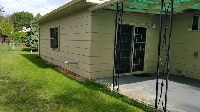 Building Photo - 3 bedroom 1 and 3/4 bathroom