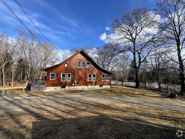 Building Photo - 1495 Ten Rod Rd