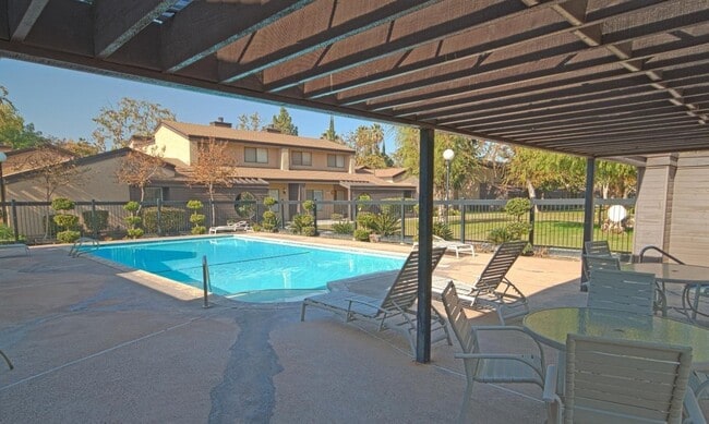 Building Photo - 5500 Lennox Ave