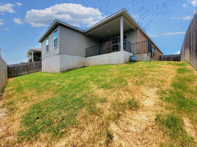 Building Photo - Modern & Spacious 3BR/2BA Home with Covere...