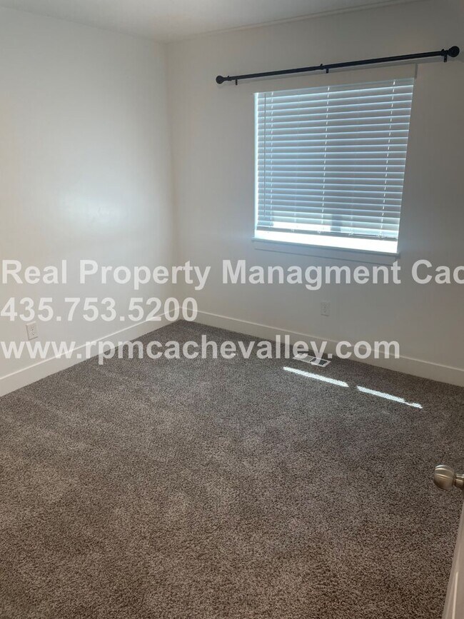 Building Photo - 566 N 245 E