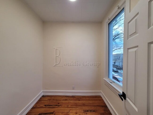 Building Photo - NEWLY RENOVATED==> 2BED + HOME OFFICE ==> ...