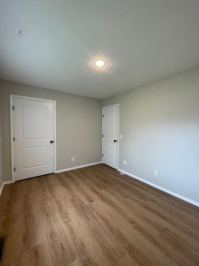 Building Photo - Great Location 3 bedroom 1 bath 1car garage