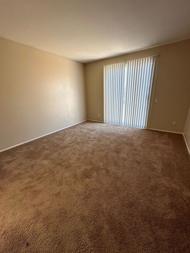 Building Photo - 4 BEDROOM HOME + OFFICE IN VICTORVILLE