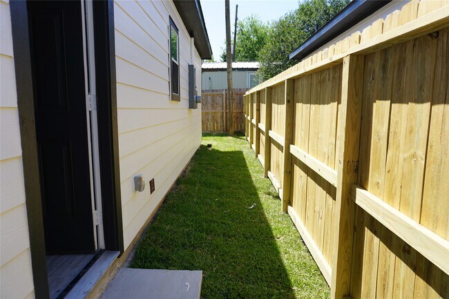 Building Photo - 11755 White Cedar St