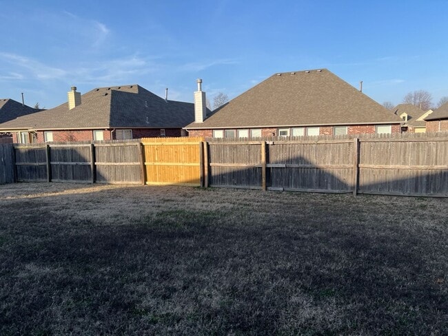 Building Photo - Welcome to this stunning 3-bedroom, 2-bathroom home located in the desirable Broken Arrow, OK.