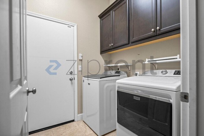 Building Photo - 1491 Maehl Dr