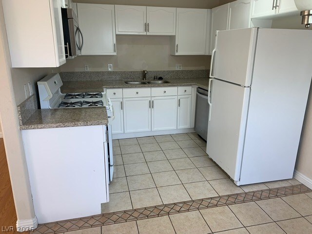 Building Photo - 424 Pine Haven St