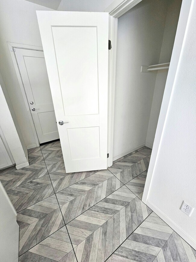 Building Photo - 1969 Cottage Dr