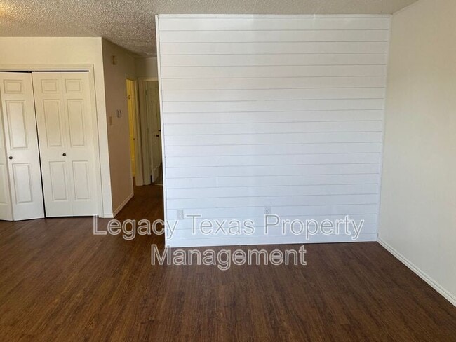 Primary Photo - 1412 Courtney Pl