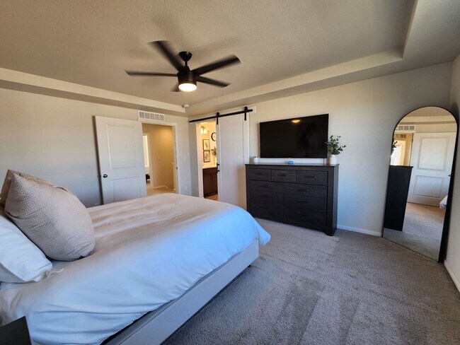 Building Photo - Beautiful, Modern 3 Bed 3 Bath Home in Ban...