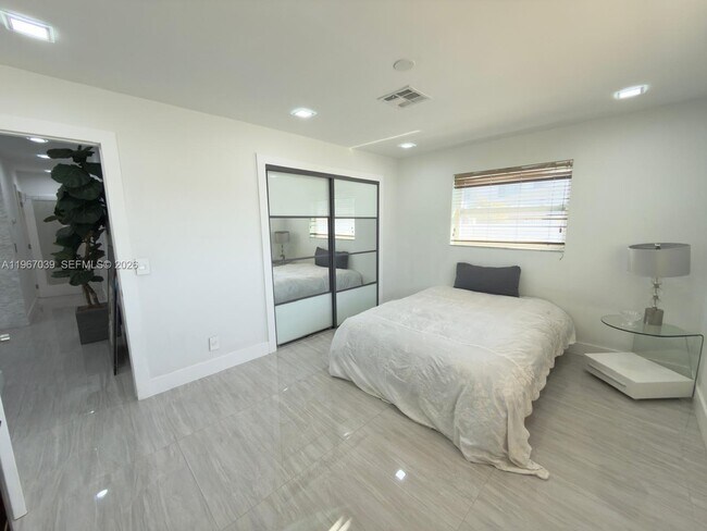 Building Photo - 4801 W Park Rd