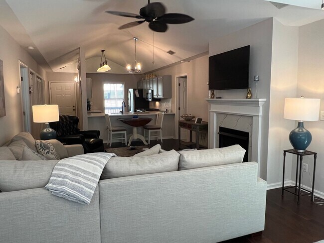 Building Photo - Lovely Condo in Shipyard with a Garage