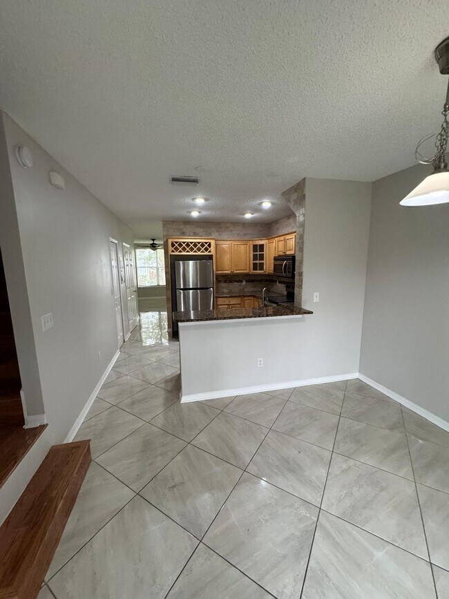 Building Photo - SPACIOUS, BEAUTIFUL 3 BEDROOM 2.5 BATH TOW...
