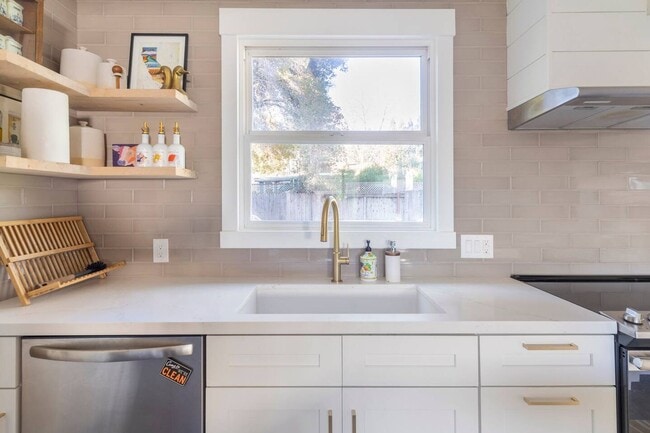 Building Photo - Renovated Two Bedroom West Napa Bungalow