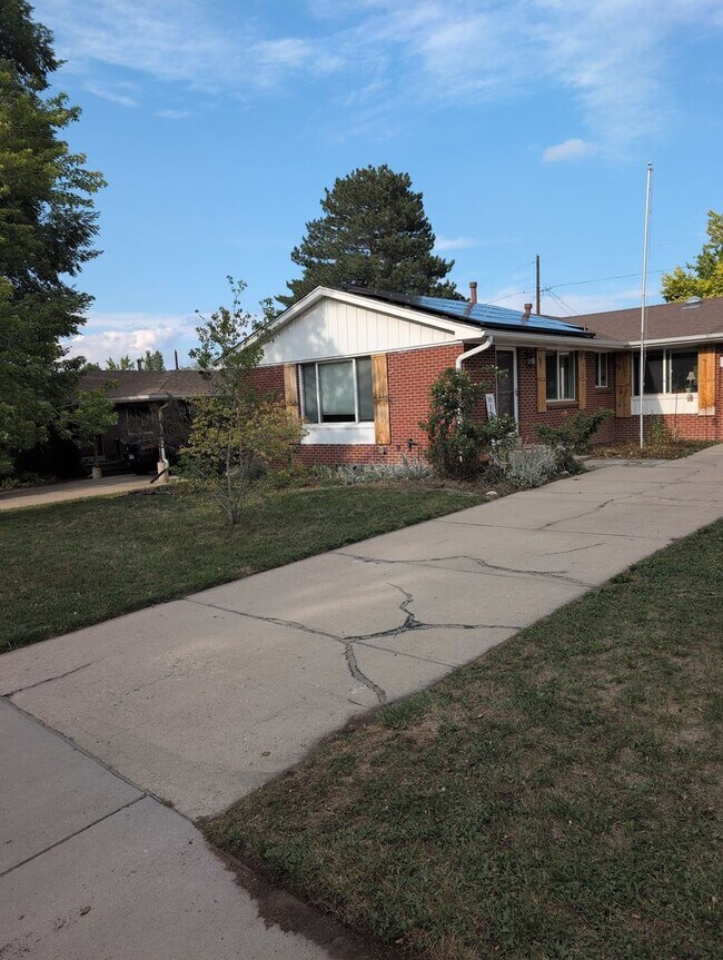 Building Photo - Freshly painted 4 bed 2.5 bath home for rent in Broomfield