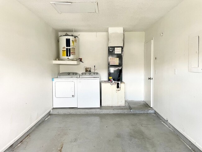 Building Photo - Two bedroom and two bathroom house with ac...