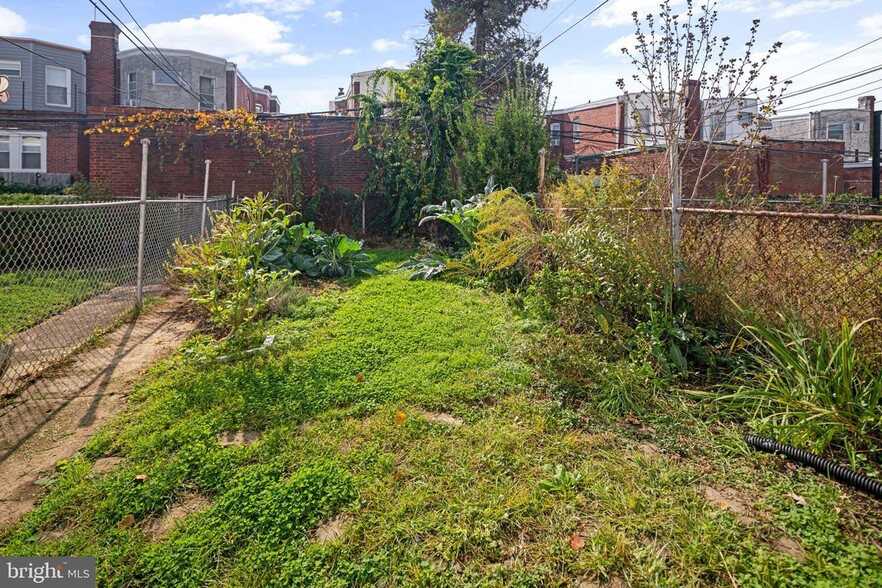 22_BACKYARD_1 - 6212 Webster St