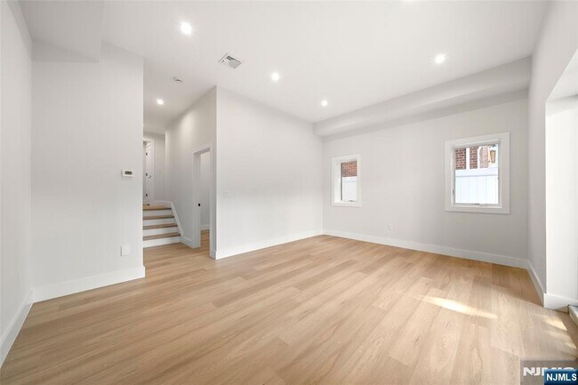 Building Photo - 450 N 10th St