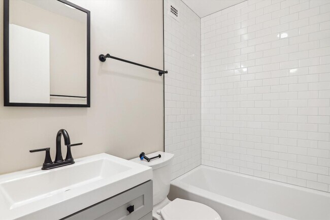 Building Photo - Spacious 1br/1bth Condo minutes from Downtown Silver Spring!