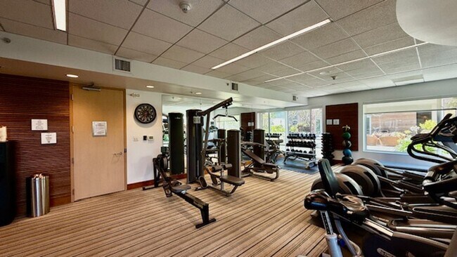 Building Photo - FURNISHED Modern 1BR + Den/1BA w/ Breathta...