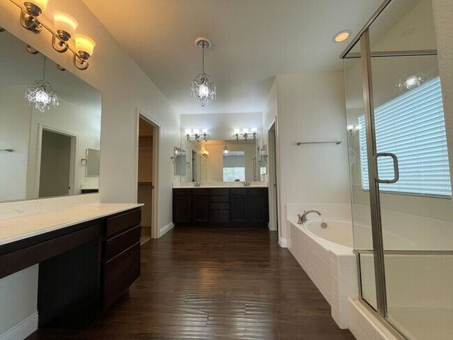 Building Photo - Carry Over Showing: This property has been shown before and will be rented to the first most qual...