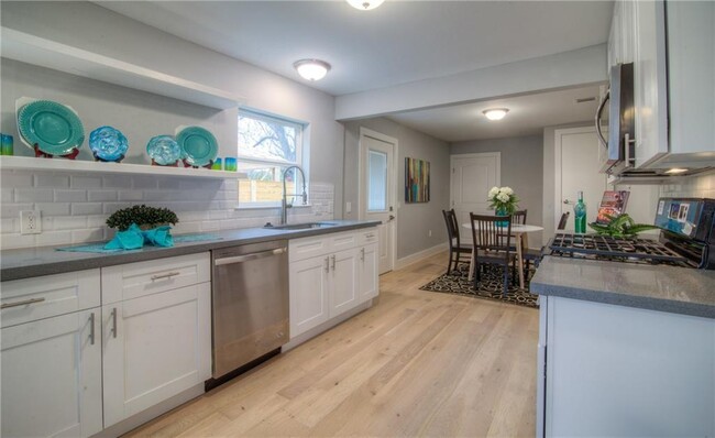 Building Photo - Great Fully Renovated in East Austin - 3/2...