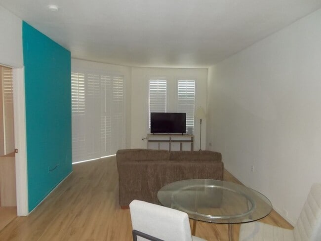 Building Photo - 260 E Flamingo Rd