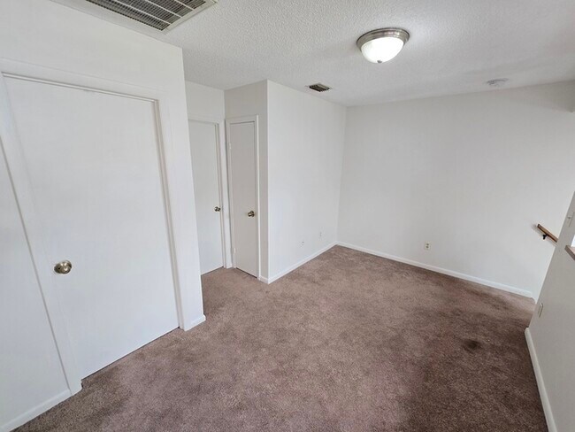 Building Photo - Awesome 3 Bed / 2 Bath Townhome with Open ...