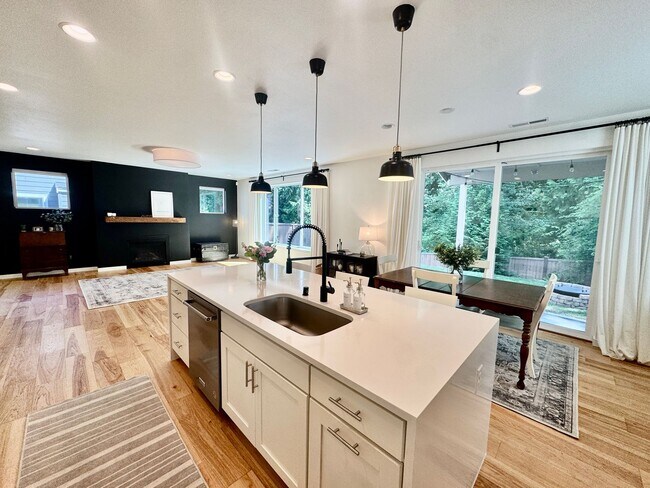 Building Photo - Private Backyard!