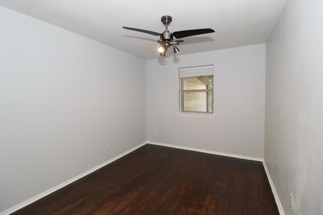 Building Photo - 2715 W Gum St