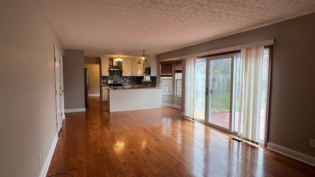 Building Photo - 6752 Riverside Glen Ct
