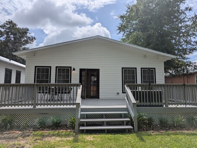 Building Photo - Stunning Fully Renovated 3-Bedroom, 2-Bathroom Cottage-Style Home