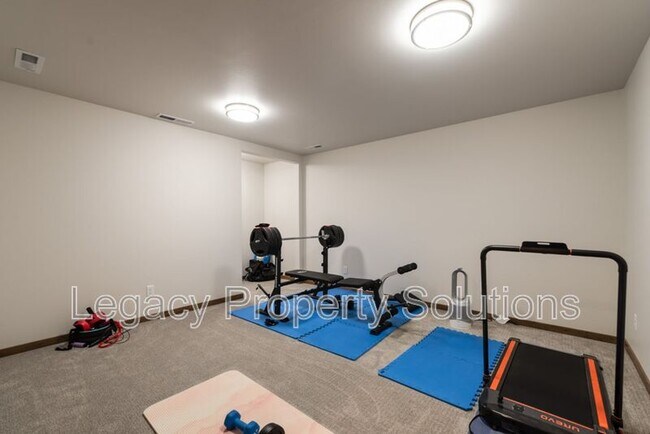 Building Photo - 527 Flint Dr