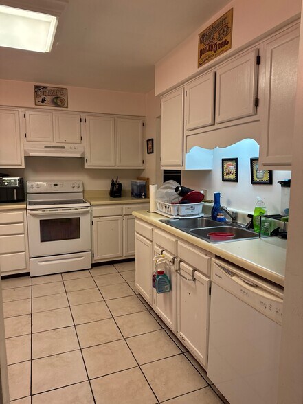 Building Photo - 2420 Ridge Rd