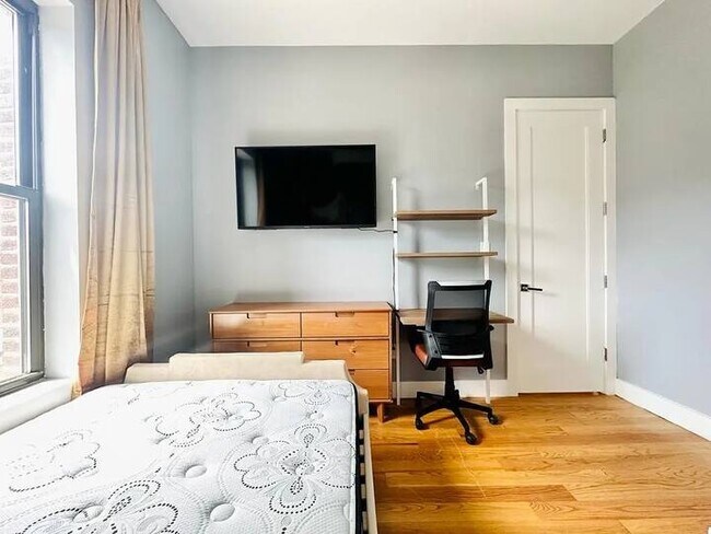 Building Photo - Furnished room/NOT APARTMENT